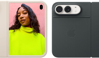 Całkowicie otwarty iPhone Duo w kolorze gwiezdnej bieli w silikonowym etui w kolorze piasku, układ poziomy, system dwóch aparatów Fusion w lewym górnym rogu, etui osłania tył obudowy i zewnętrzną krawędź wyświetlacza przedniego, po prawej stronie na wyświetlaczu zewnętrznym widoczny jest portret osoby. iPhone V68 w kolorze gwiezdnej bieli z etui Folio w kolorze granatu, tył obudowy z dwoma aparatami tylnymi Fusion 48 MP, dwa obiektywy