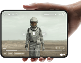 Całkowicie rozłożony iPhone Duo trzymany w jednej dłoni w pozycji poziomej, na wyświetlaczu wewnętrznym widać serial „Silos” w apce Apple TV