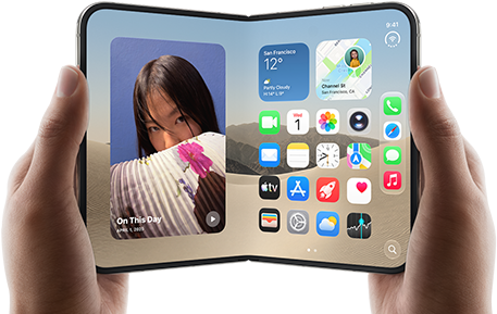 Trzymany w dwóch dłoniach rozłożony iPhone [V68] w kolorze [L8] w układzie poziomym, na wyświetlaczu wewnętrznym po lewej stronie widać zdjęcia, po prawej aplikacje