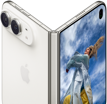 iPhone Duo częściowo otwarty, jak książka, z mechanizmem zawiasu pośrodku, panel tylny po lewej stronie z logo Apple i systemem dwóch aparatów, wyświetlacz zewnętrzny po prawej stronie ukazuje portret osoby o blond włosach