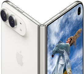 iPhone Duo częściowo otwarty, jak książka, z mechanizmem zawiasu pośrodku, panel tylny po lewej stronie z logo Apple i systemem dwóch aparatów, wyświetlacz zewnętrzny po prawej stronie ukazuje portret osoby o blond włosach