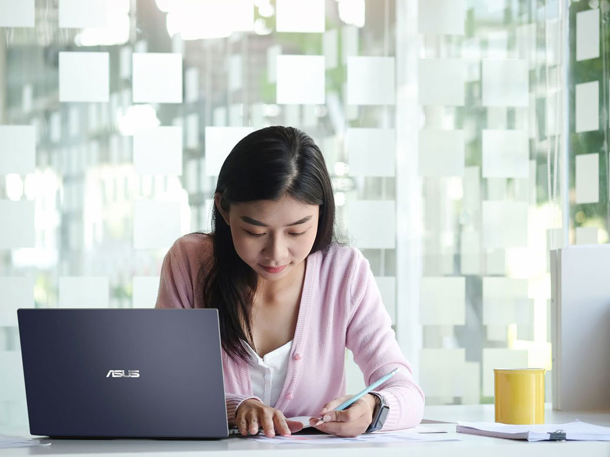 ASUS ExpertBook B1402CVA tył