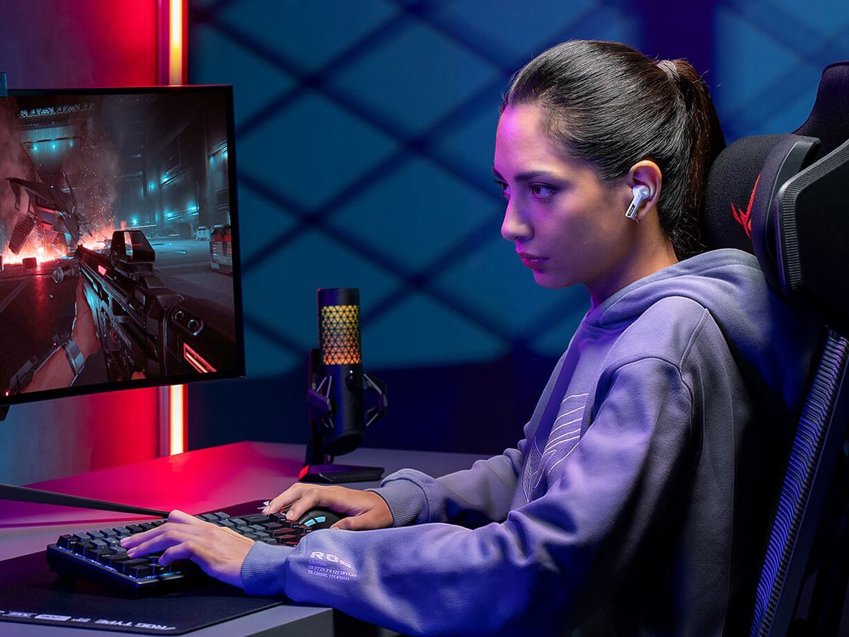 Słuchawki bezprzewodowe ASUS ROG Cetra True Wireless SpeedNova Białe - Grafika lifestyle