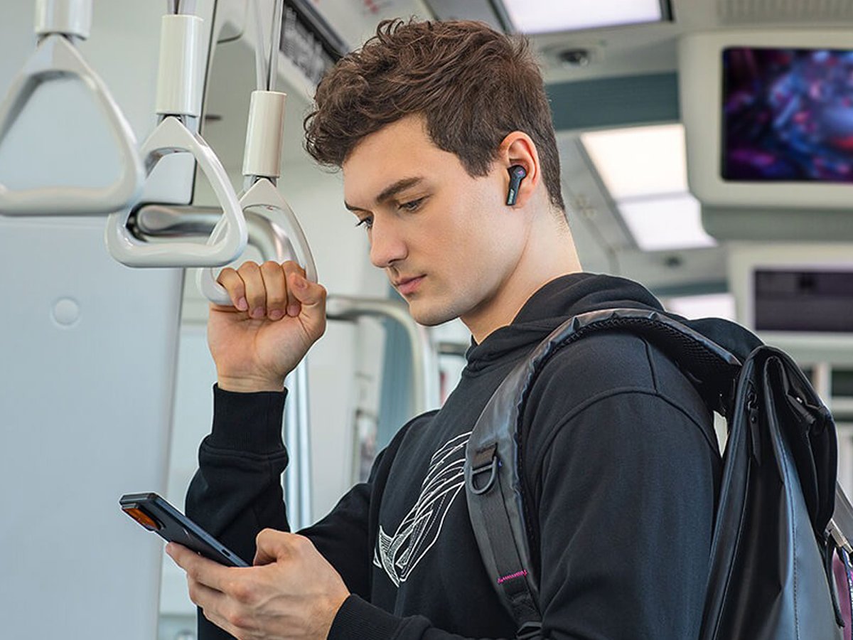 Słuchawki bezprzewodowe ASUS ROG Cetra True Wireless SpeedNova Czarne - Grafika lifestyle