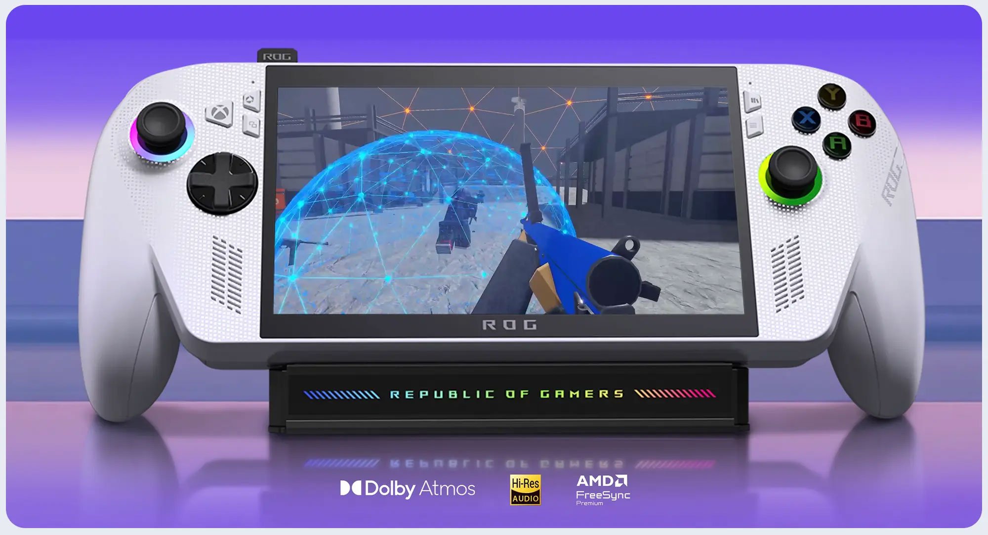 Na zdjęciu widać z bliska ROG Xbox Ally, leżącą na podstawce, z aktywną grą na ekranie. Pod urządzeniem widoczne są logotypy Dolby Atmos, Hi-Res Audio i AMD FreeSync Premium.
