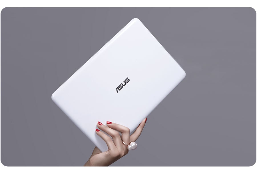 ASUS EeeBook X205TA w ręce