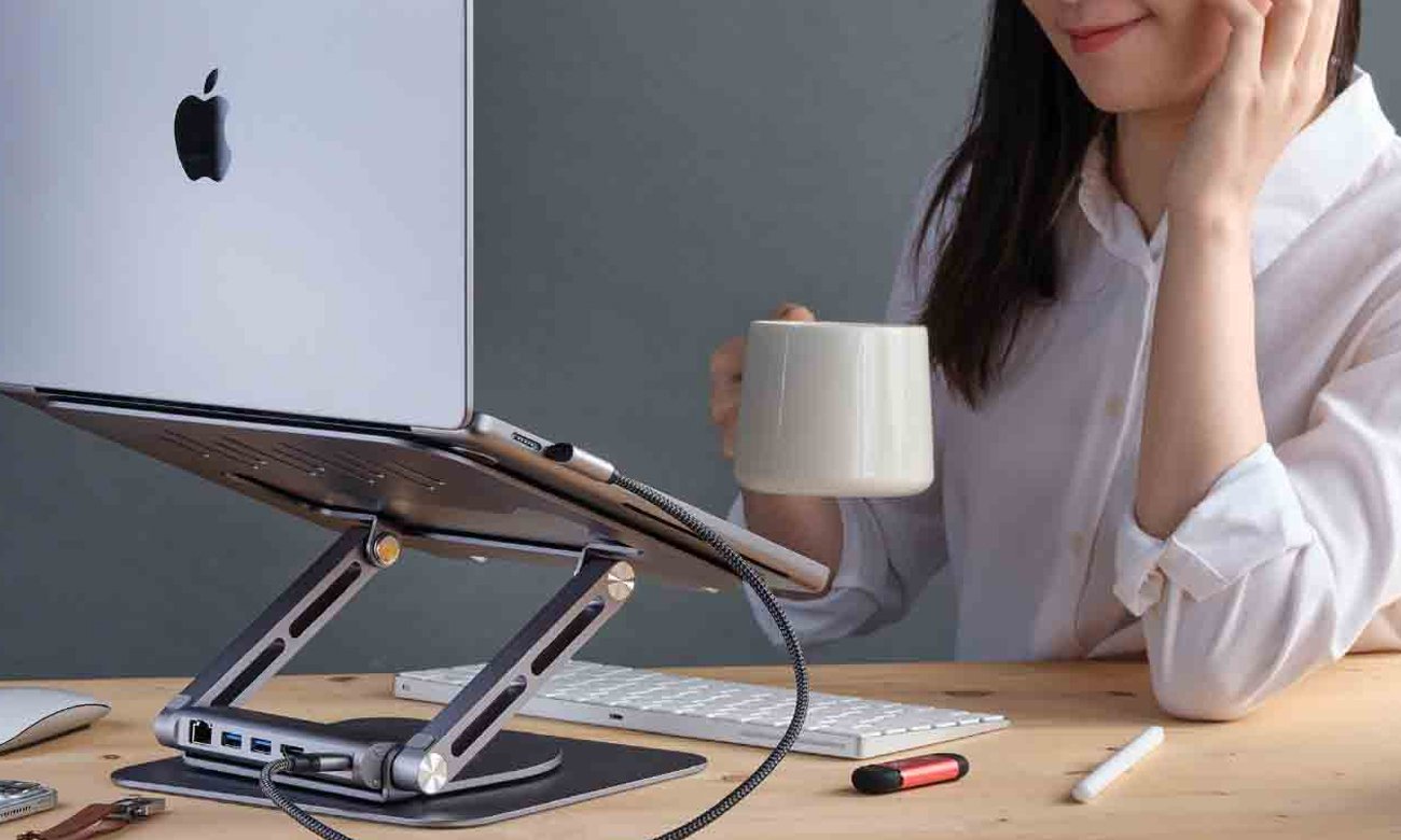 Stacja dokująca Adam Elements CASA HUB Stand Pro z laptopem