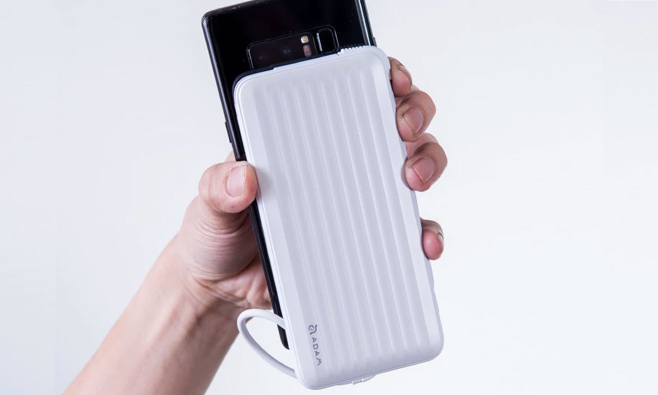 Adam Elements GRAVITY X1 przy telefonie