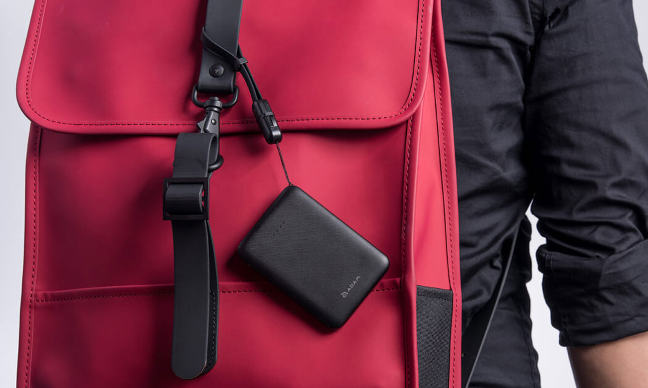 Adam Elements GRAVITY mini przymocowany do czerwonego plecaka