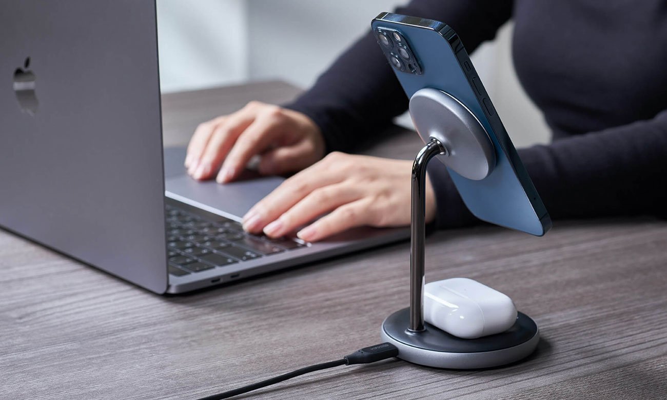 Adam Elements Omnia M2 MagSafe podczas ładowania telefonu i słuchawek