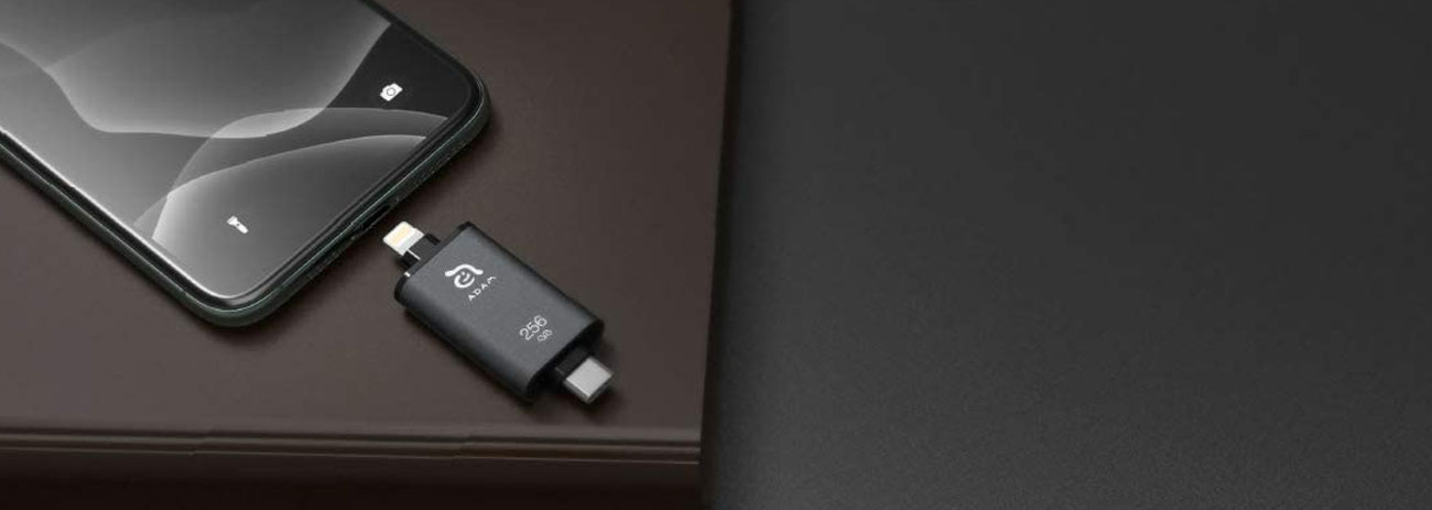 Pendrive Adam Elements iKlips C widoczne oba złącza