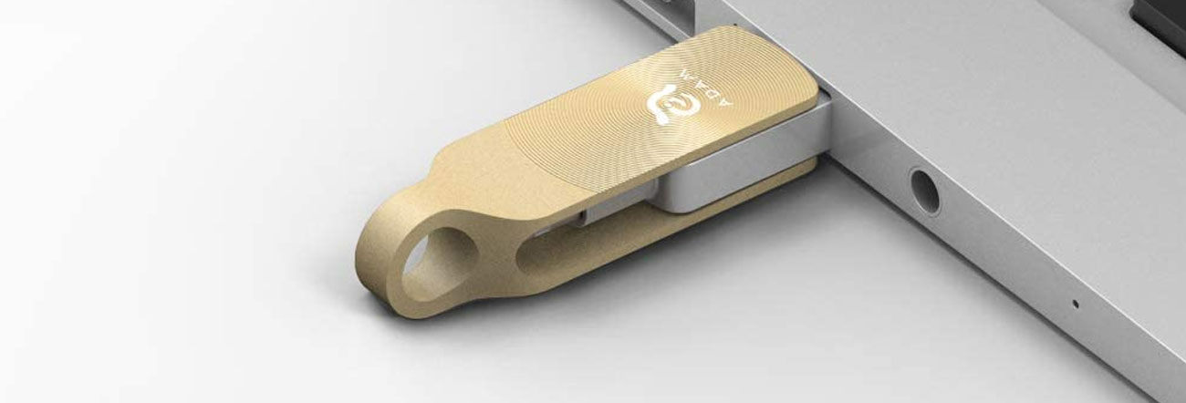 Pendrive Adam Elements iKlips DUO+ podłączony do laptopa