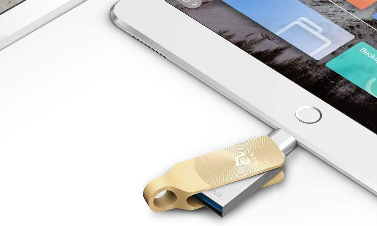 Pendrive Adam Elements iKlips DUO+ podłączony do telefonu