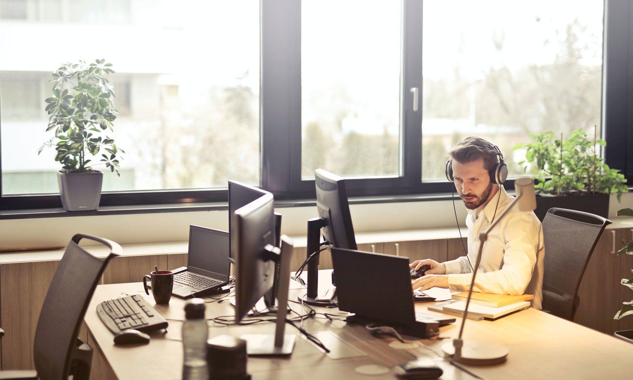 Program biurowy AnyDesk praca w biurze