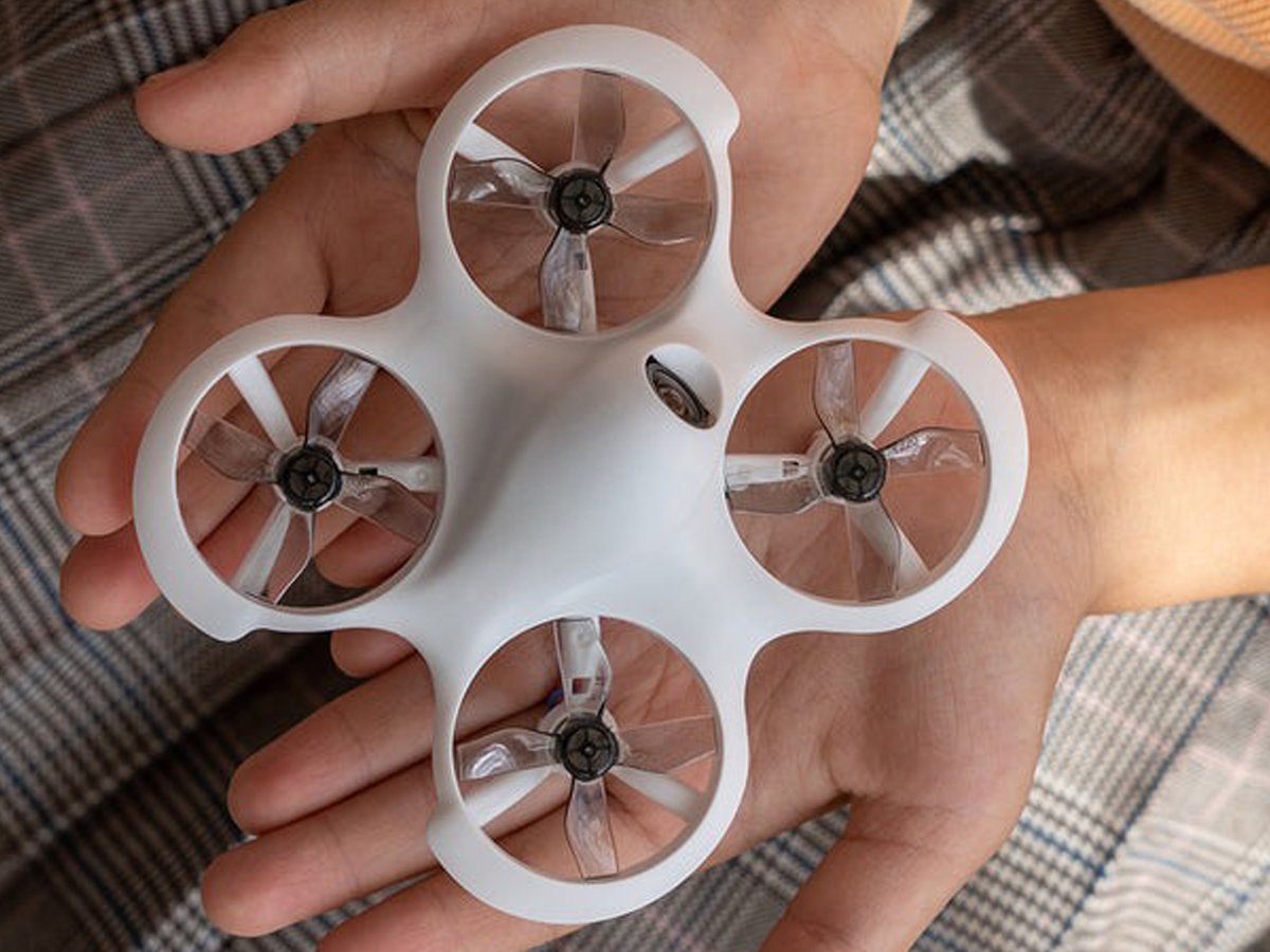Dron BetaFPV Cetus Lite - Grafika lifestyle