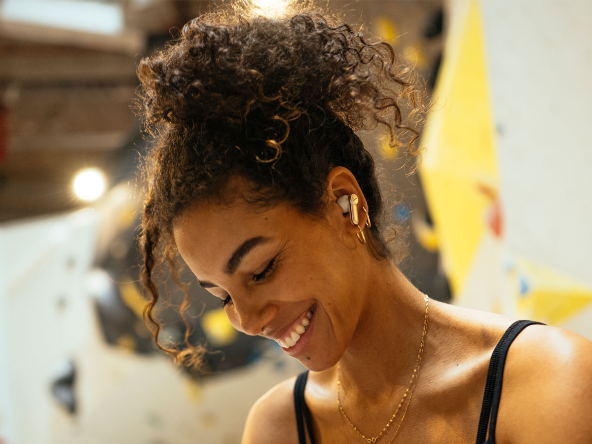 Słuchawki bezprzewodowe Beyerdynamic Amiron 100 Kremowe - Grafika lifestyle