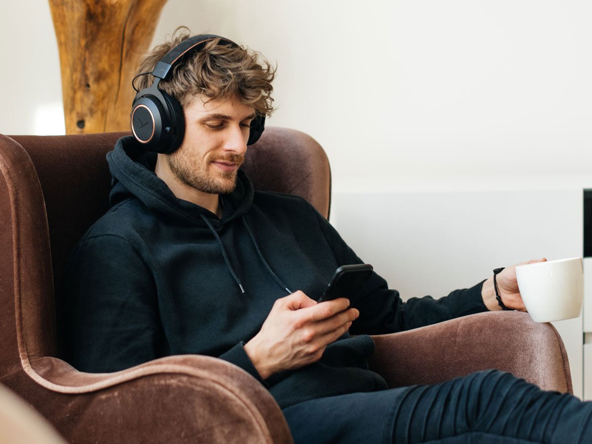Słuchawki Beyerdynamic Amiron Wireless Miedziane - Grafika lifestyle