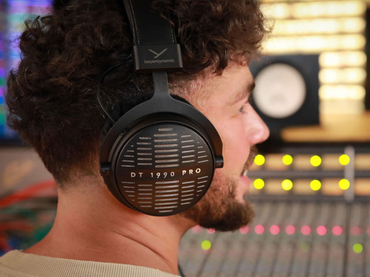 Słuchawki Beyerdynamic DT1990 PRO mkII - Grafika lifestyle