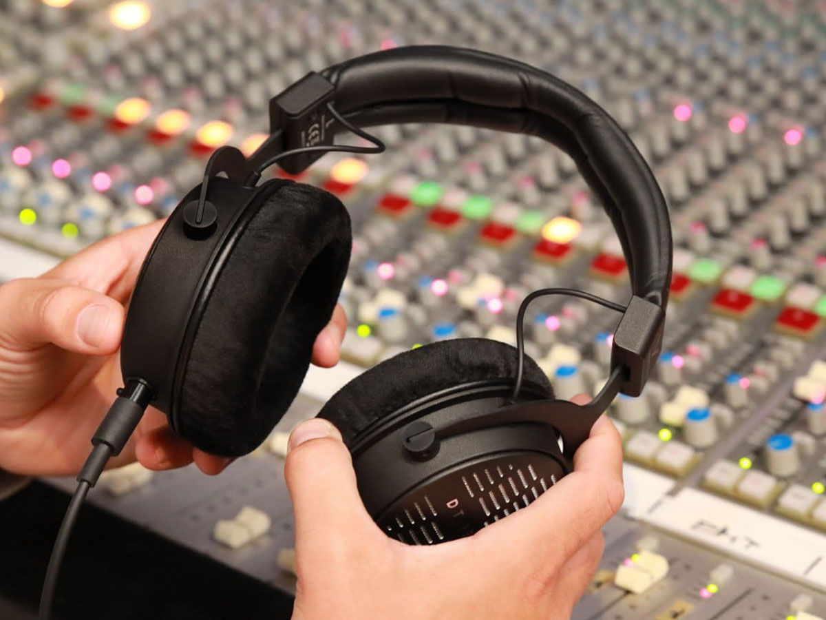 Słuchawki Beyerdynamic DT1990 PRO mkII - Grafika lifestyle