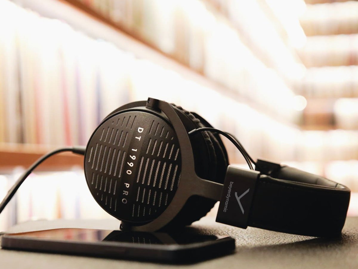 Słuchawki Beyerdynamic DT1990 PRO mkII - Grafika lifestyle