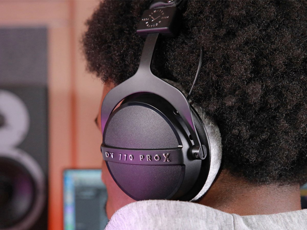 Słuchawki Beyerdynamic DT770 PRO X Limited Edition 48Ohm stworzone na 100-lecie firmy - Grafika lifestyle