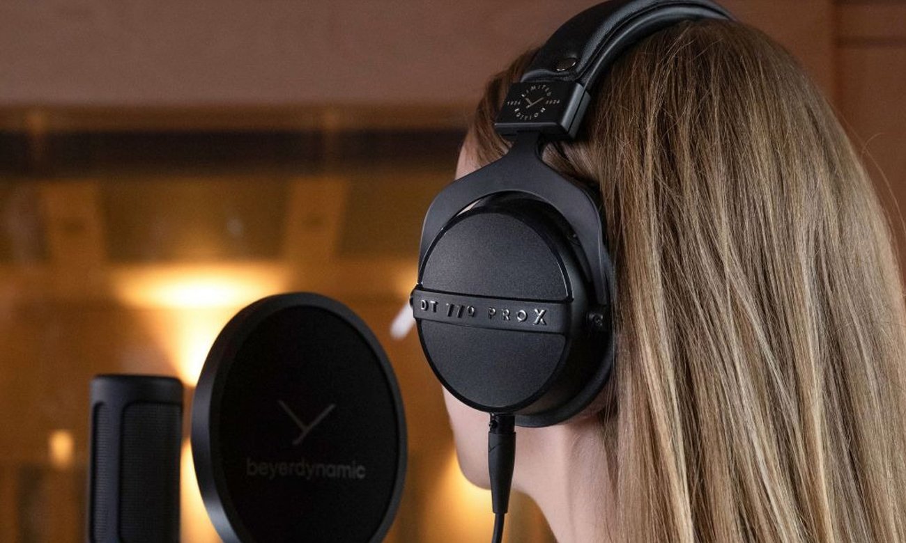 Słuchawki Beyerdynamic DT770 PRO X Limited Edition 48Ohm stworzone na 100-lecie firmy - Grafika lifestyle