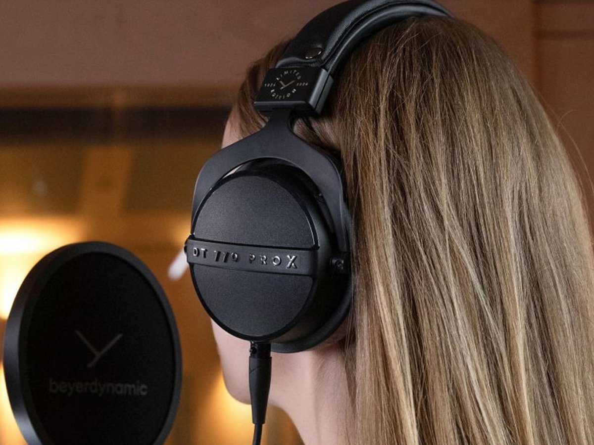 Słuchawki Beyerdynamic DT770 PRO X Limited Edition 48Ohm stworzone na 100-lecie firmy - Grafika lifestyle