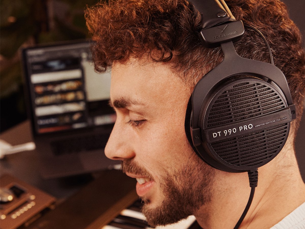 Słuchawki Beyerdynamic DT990 Pro Limited Black Edition 250Ohm - Grafika lifestyle