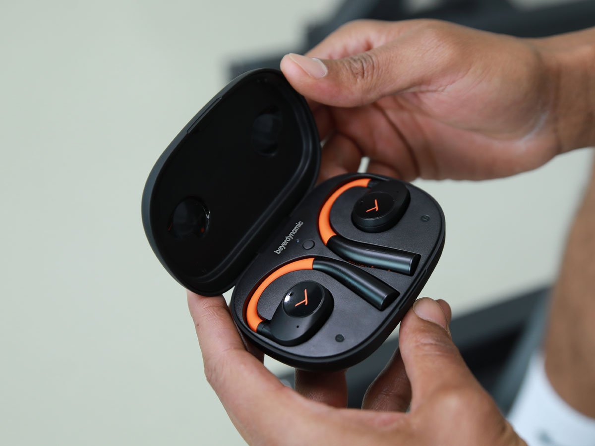 Słuchawki bezprzewodowe Beyerdynamic Verio 200 Czarno-pomarańczowe - Grafika lifestyle