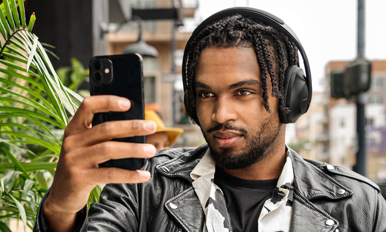 Słuchawki bezprzewodowe Bose 700 Noise Cancelling Czarne - Grafika lifestyle