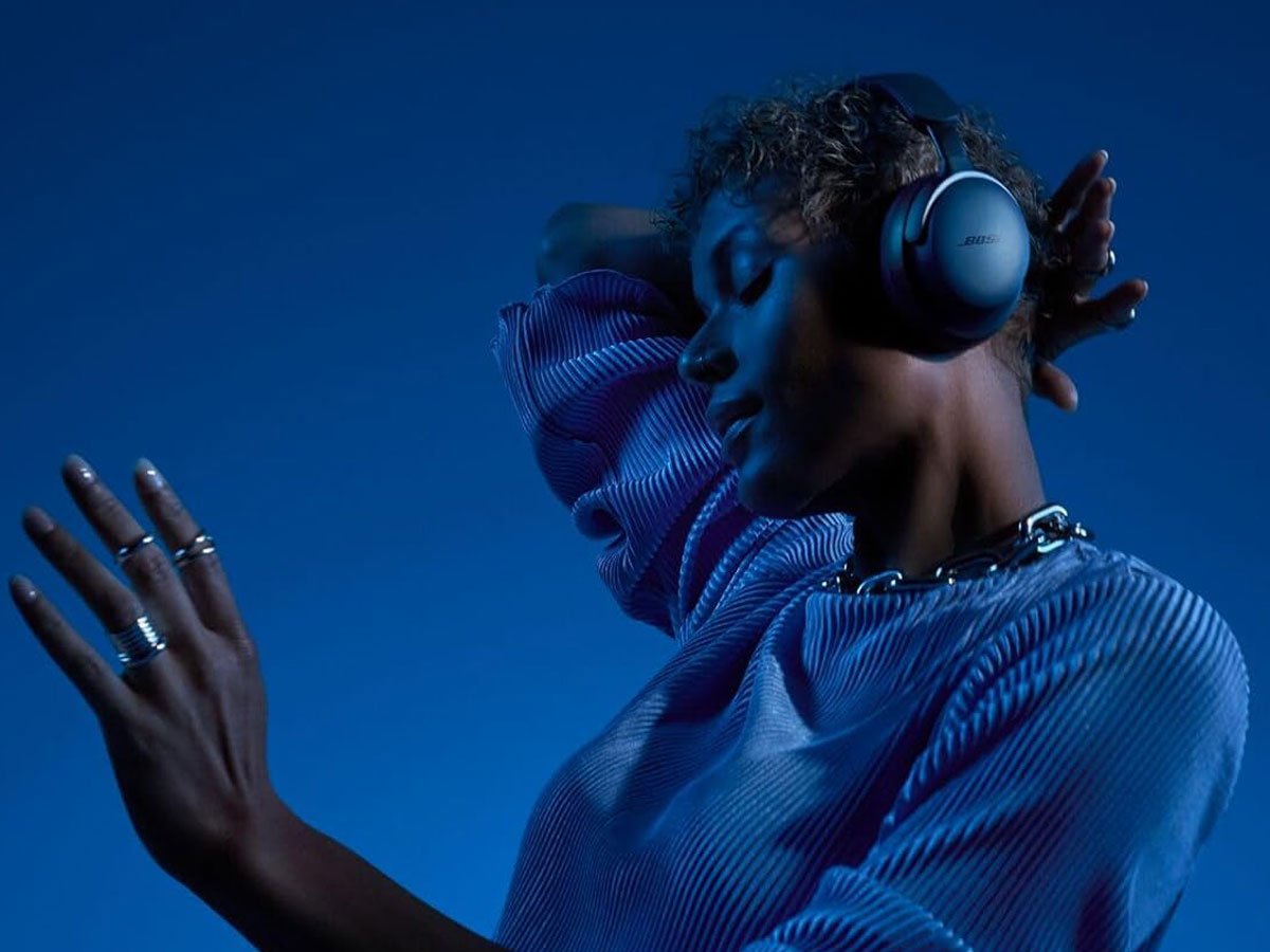 Słuchawki bezprzewodowe Bose QuietComfort Ultra Niebieskie - Grafika lifestyle