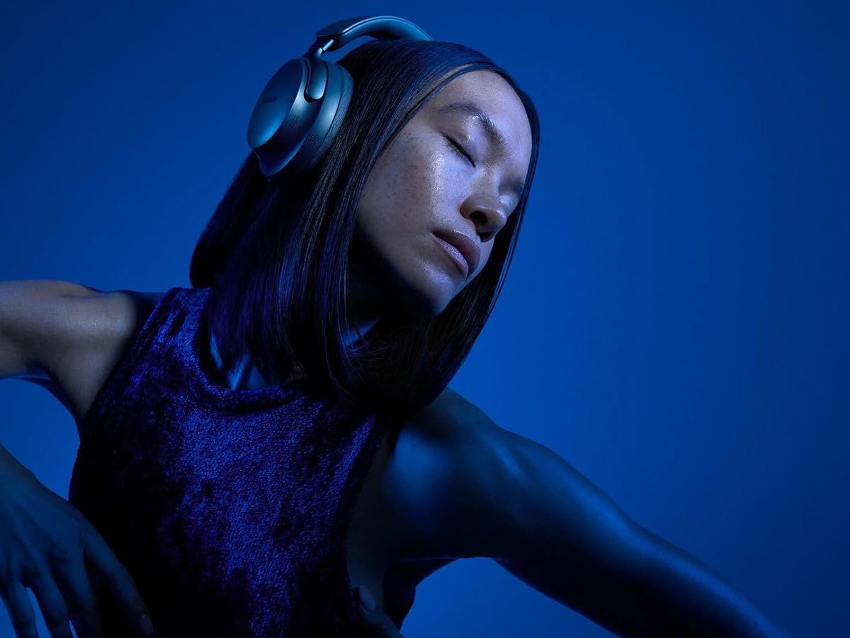 Słuchawki bezprzewodowe Bose QuietComfort Ultra Niebieskie - Grafika lifestyle