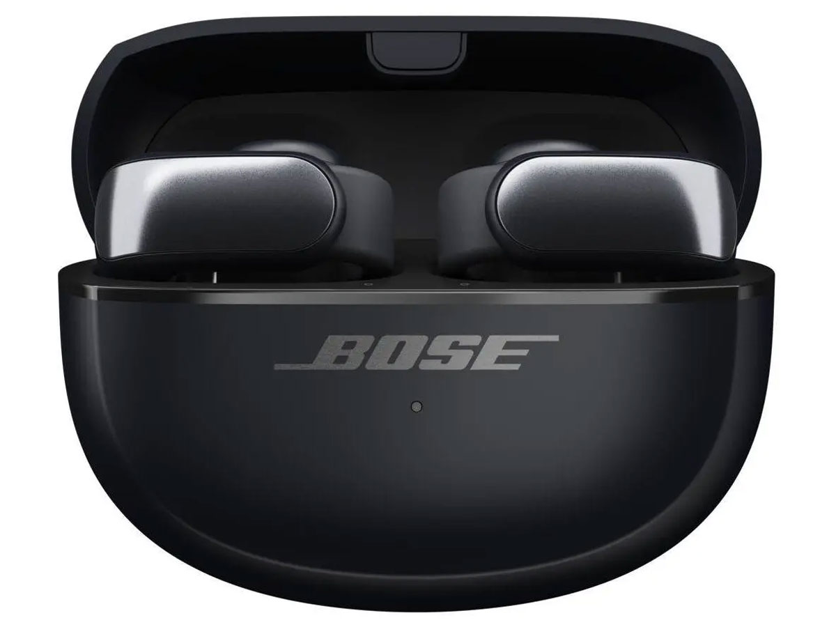 Słuchawki bezprzewodowe Bose Ultra Open Czarne - Widok od przodu wraz z otwartym etui ładującym