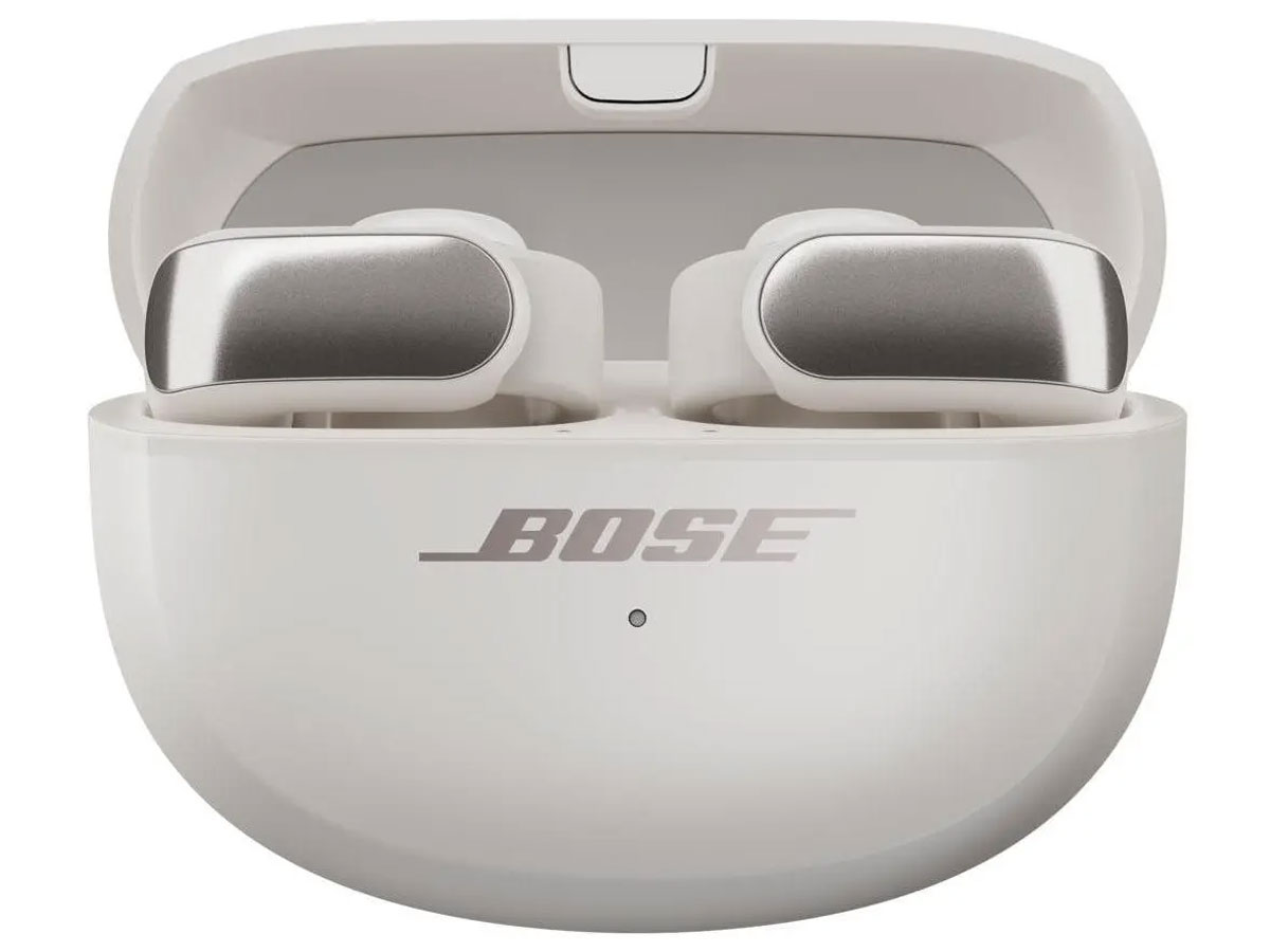 Słuchawki bezprzewodowe Bose Ultra Open Białe - Widok od przodu wraz z otwartym etui ładującym