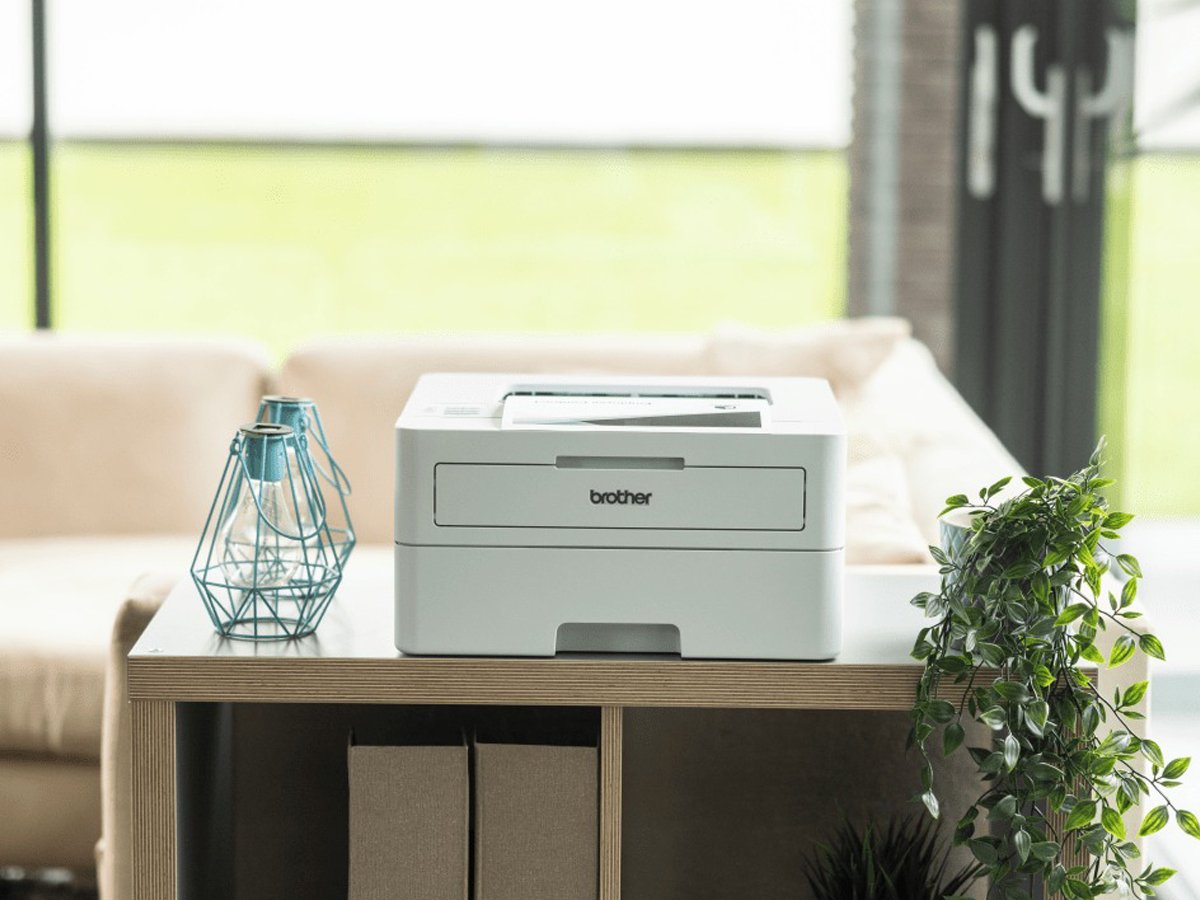 Brother HL-B2180DW na biurku w domowym biurze
