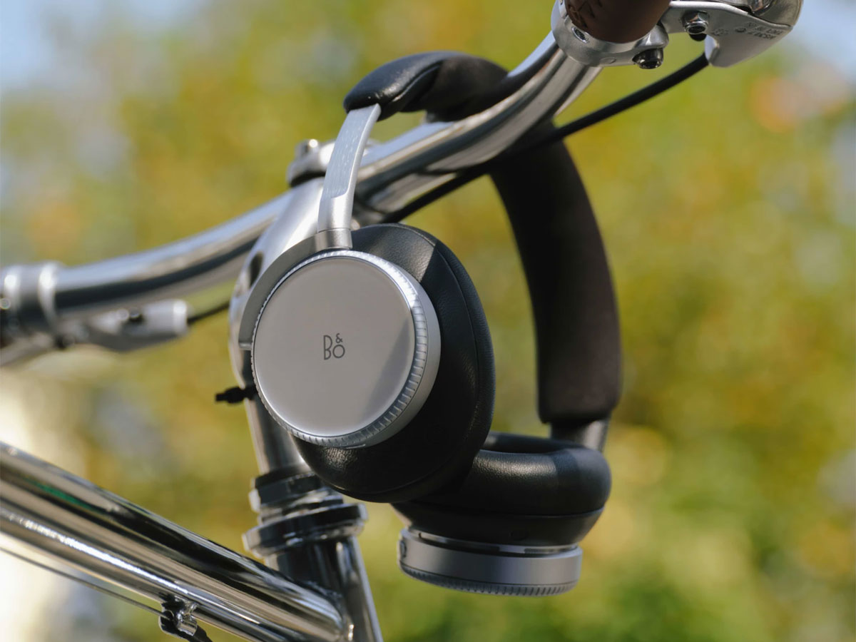 Bang & Olufsen BEOPLAY H100 Infinite Black lifestyle