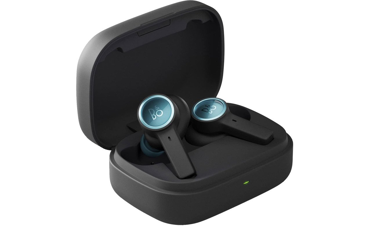 Słuchawki bezprzewodowe Bang & Olufsen Beoplay EX Anthracite Oxygen - Widok słuchawek w etui od przodu pod kątem