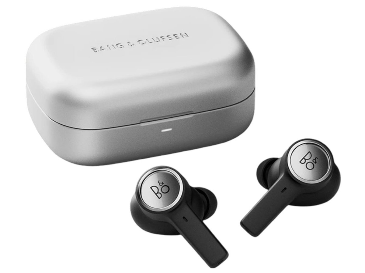 Słuchawki bezprzewodowe Bang & Olufsen Beoplay Eleven Natural Aluminium - Widok ogólny wraz z zamkniętym etui ładującym