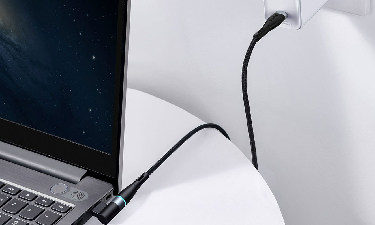 Kabel zasilający Baseus USB-C - DC podłączony do laptopa