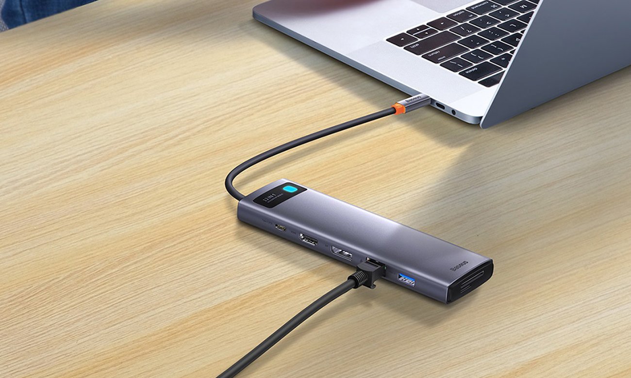 Baseus Metal Gleam Series 12-in-1 z laptopem