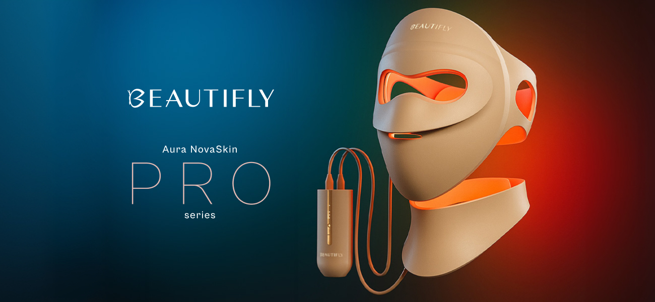 Maska LED Beautifly Aura NovaSkin Pro do terapii światłem, przedstawiona z pilotem sterującym na ciemnym tle gradientowym.