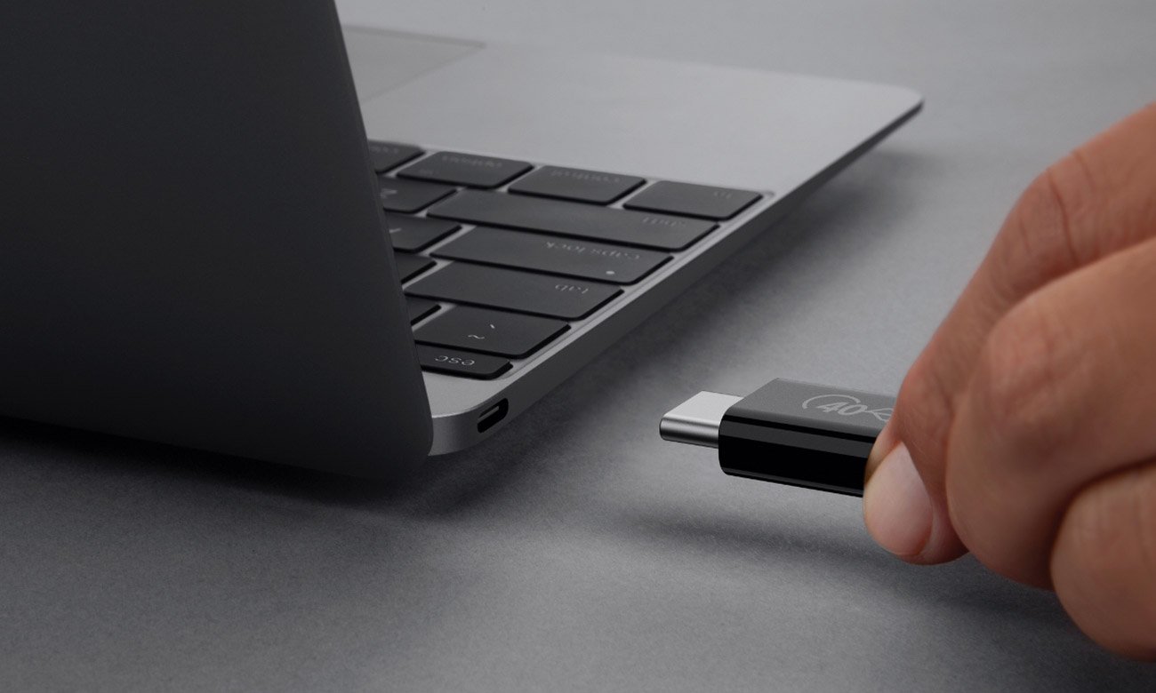 Kabel Belkin USB-C 4.0 podłączanie