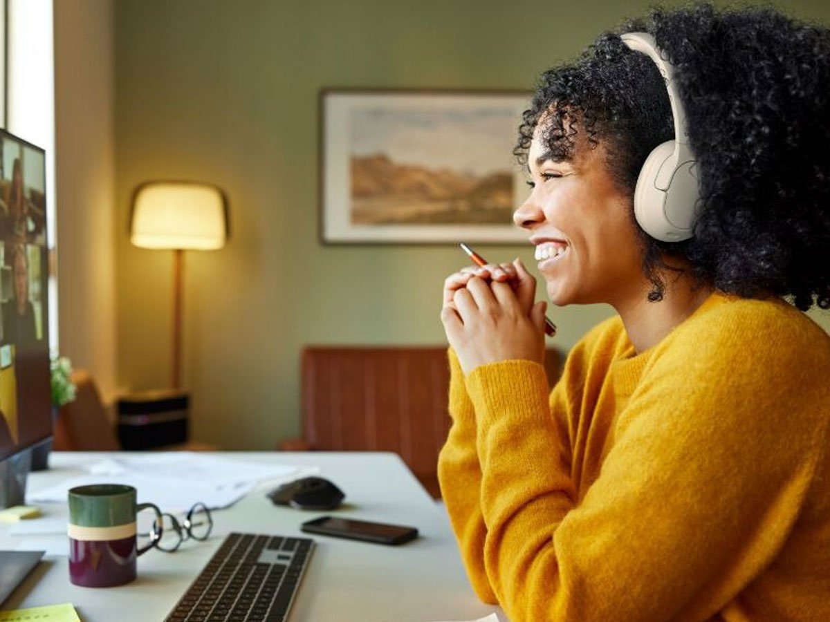 Słuchawki nauszne Belkin SoundForm Isolate - Grafika lifestyle