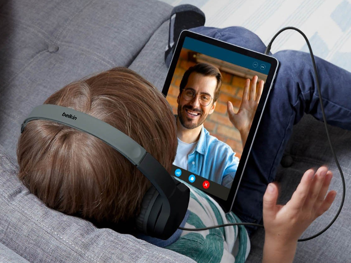 Słuchawki bezprzewodowe Belkin SoundForm Mini v3 Kids Czarne - Grafika lifestyle