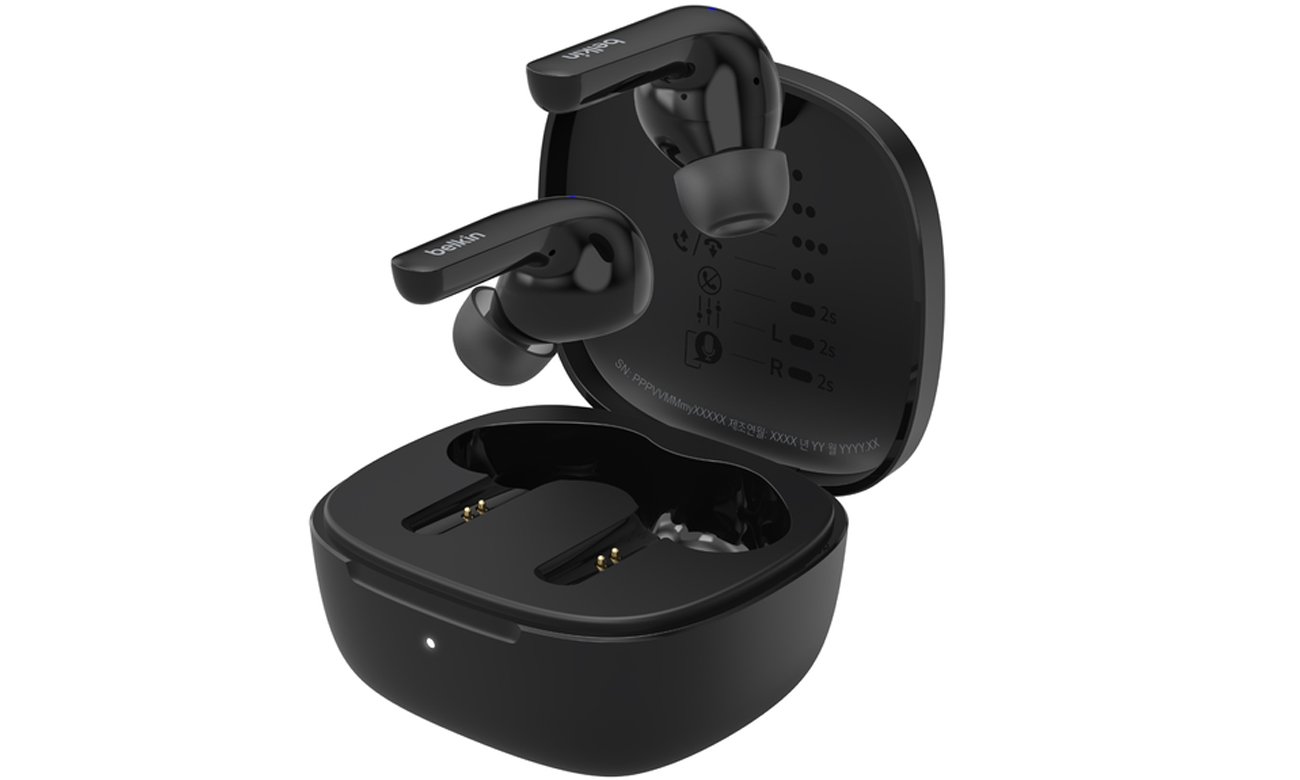 Słuchawki bezprzewodowe Belkin SoundForm Motion Czarne - Widok od przodu pod kątem wraz z otwartym etui ładującym