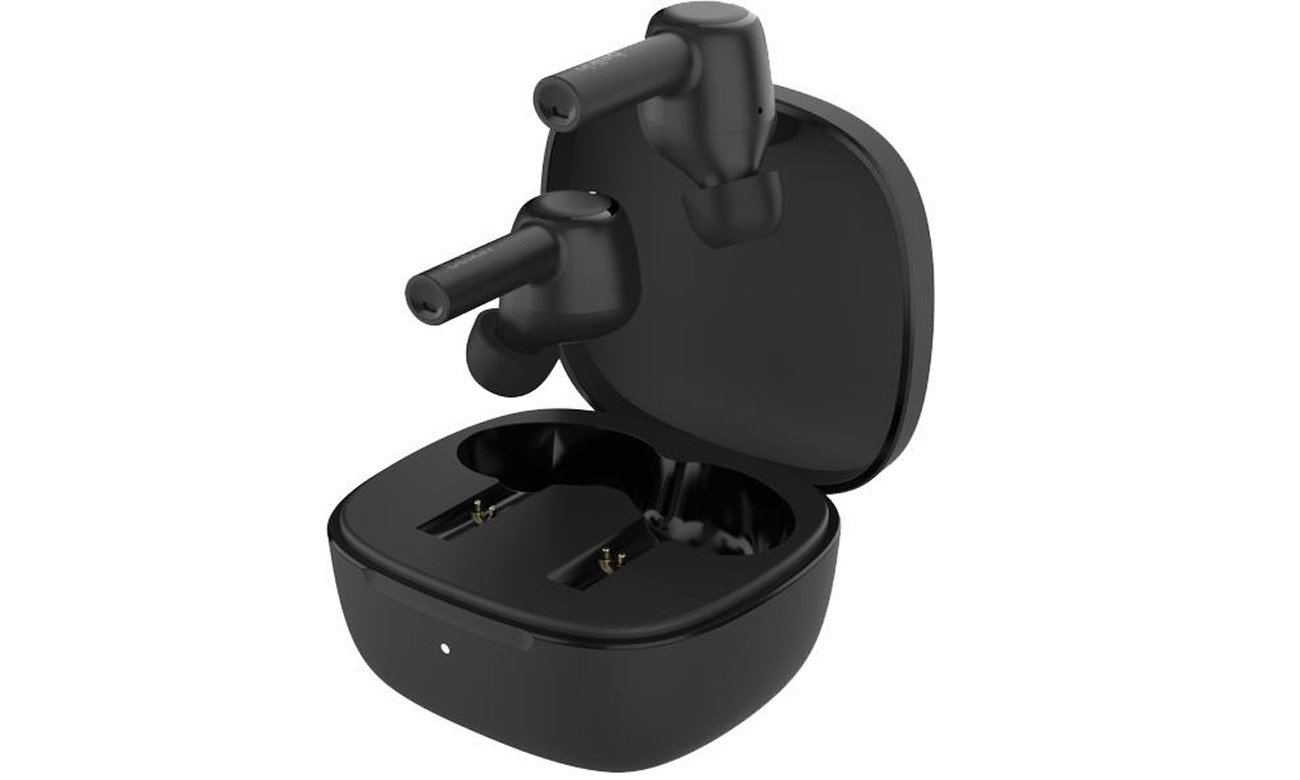 Słuchawki bezprzewodowe Belkin SoundForm Pulse Czarne - Widok od przod pod kątem wraz z etui ładującym