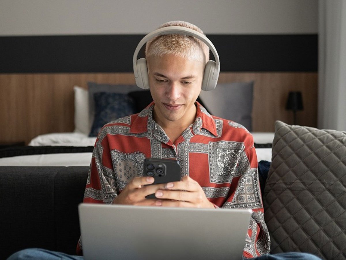 Słuchawki nauszne Belkin SoundForm Surround - Grafika lifestyle