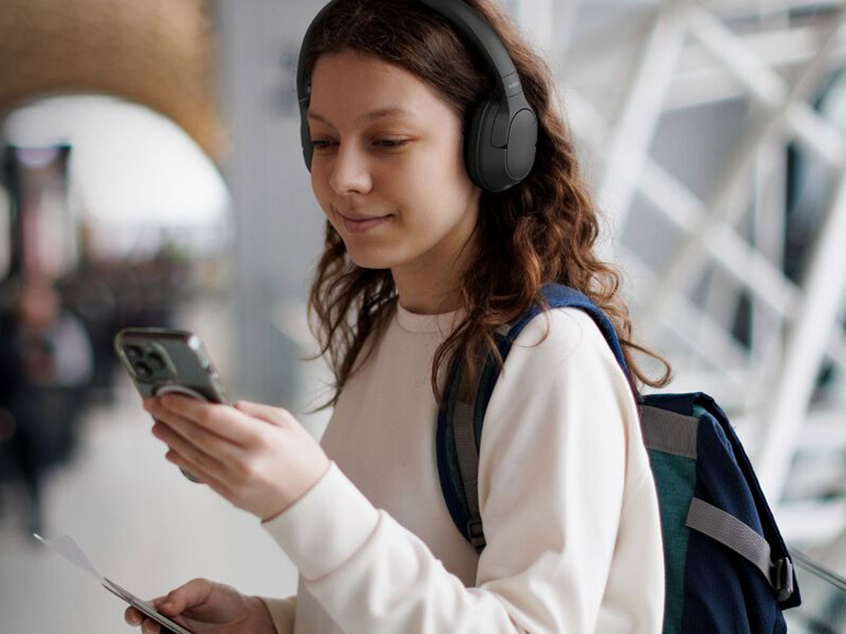 Słuchawki nauszne Belkin SoundForm Surround - Grafika lifestyle