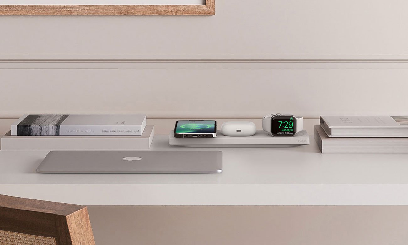 Ładowarka Belkin 3in1 Wireless Charging Pad na biurku z urządzeniami