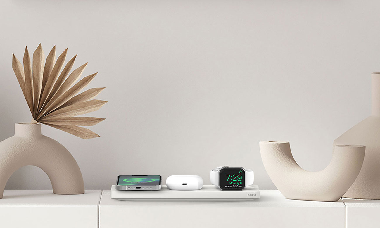 Ładowarka Belkin 3in1 Wireless Charging Pad na szafce z urządzeniami